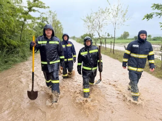 Restricții pe mai multe drumuri din țară în urma inundațiilor din ultimele zile