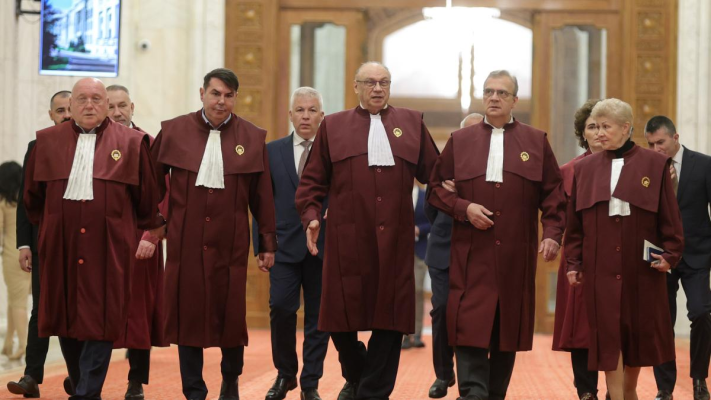 Dezmăț pe bani publici la CCR: bilete la clasa business, stilouri de peste 20.000 de euro, schimburi de experiență în Dominicană