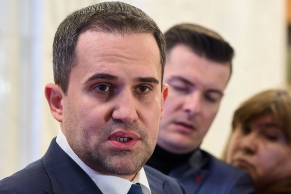 Ministrul Transporturilor, reacție extrem de dură, după ce a văzut că șefii din TAROM și-au dublat indemnizațiile