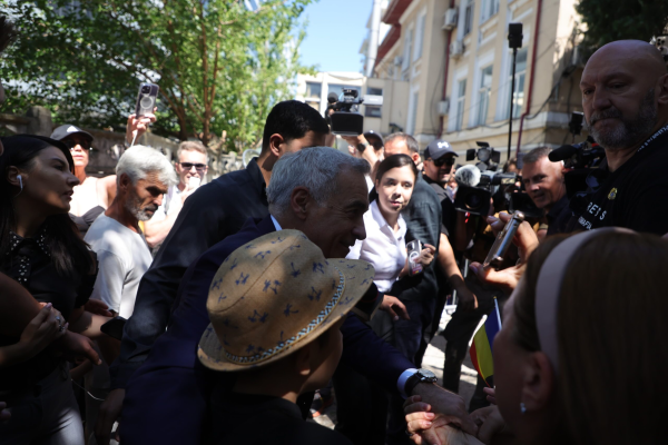 Călin Georgescu, ÎNTÂMPINAT de zeci de susținători la IPJ Ilfov