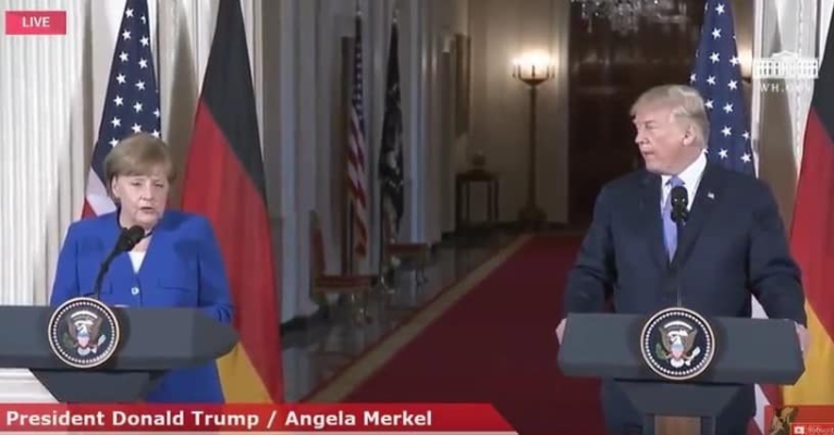 Merkel spune că lui Trump îi place să fie în centrul atenţiei şi a povestit cum nu a vrut să dea mâna cu ea în faţa camerelor, dar a făcut-o după aceea: „Europenii nu trebuie să se lase intimidaţi”