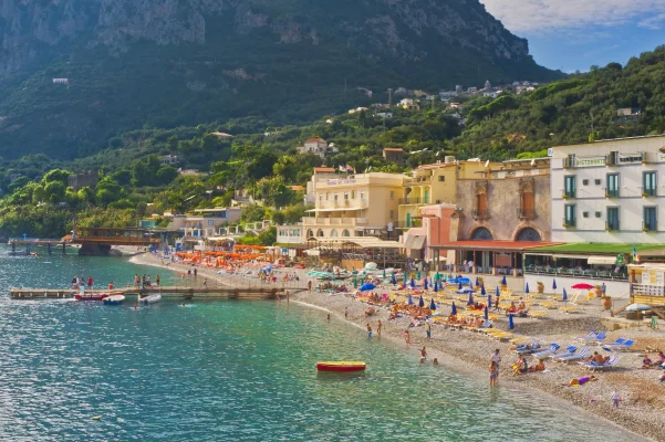 Vacanțe „piperate” în Italia: până la 1.500 de euro pe zi, la plajă / O familie cu doi copii cheltuie pentru cazare minimum 1.030 euro în Rimini, 1.498 euro în Riccione și 1.512 euro în Milano Marittima / Feribotul spre insule trece de 1.000 de euro