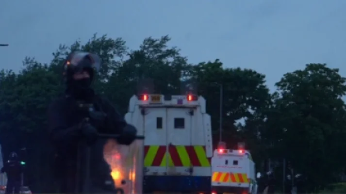 Irlanda de Nord: Valul de violenţe la adresa imigranţilor şi a forţelor de ordine se extinde