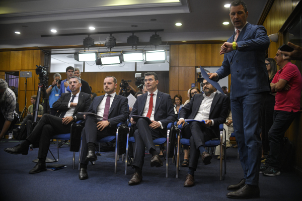 🚨 Miniștrii lui Ilie Bolojan au explicat modul în care se vor aplica noile TAXE: „Deficitul bugetar este nesustenabil fără măsurile de corecție”