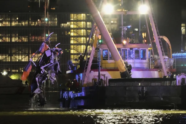 Un elicopter cu șase persoane la bord s-a prăbușit în râul Hudson: Unul dintre directorii Siemens, printre victime