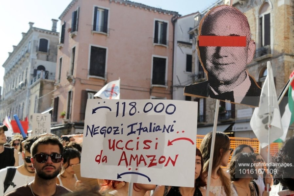 Protestatarii față de nunta lui Bezos îi cer miliardarului să „plece din laguna noastră”