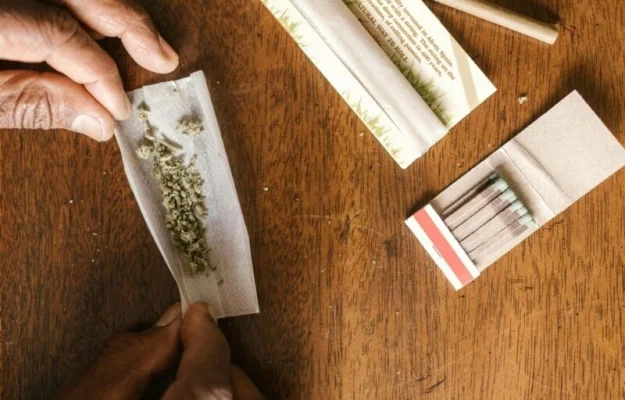 Tot mai mulți vârstnici consumă cannabis, în ciuda riscurilor asupra sănătății