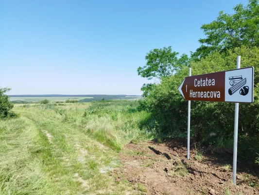 Cetatea invizibilă de la Herneacova: indicator turistic către un sit arheologic … fără cetate la vedere