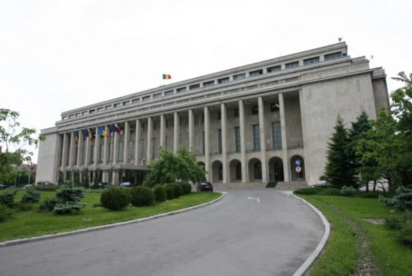 Angajații de la Guvern îl critică pe premierul Bolojan: „Reduceri pentru cei care muncesc, privilegii pentru cei care conduc”