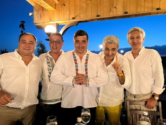 Simion i-a platit sondaje lui Palada, care l-a asigurat ca va castiga fara probleme. Mesajele delirante ale lui Palada catre tabara adversa: „De m…e veti pieri. Va pot spune de pe acum: Simion presedinte”