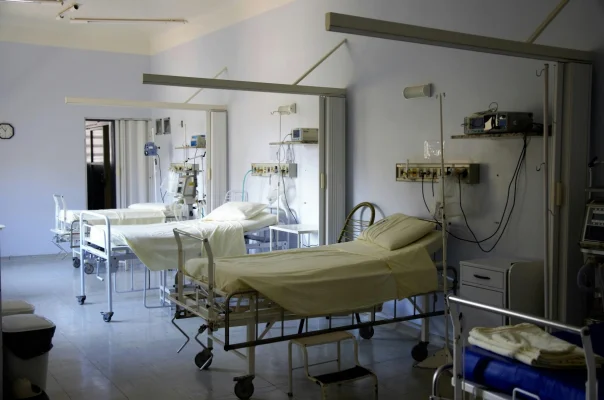 Guvernul Bolojan pregătește o schimbare controversată în Sănătate - Reducere masivă a paturilor de spitalizare
