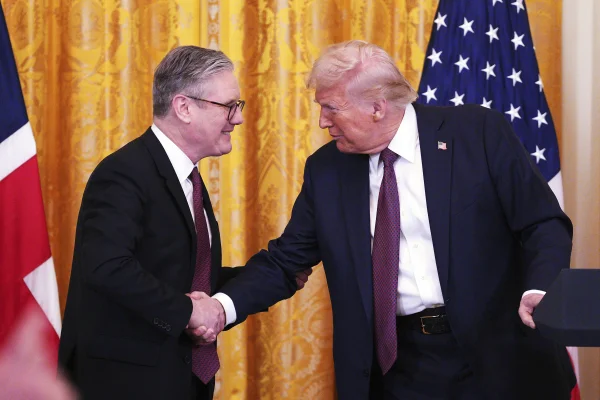 De ce Marea Britanie „a scăpat” cu doar 10% taxe impuse de Donald Trump