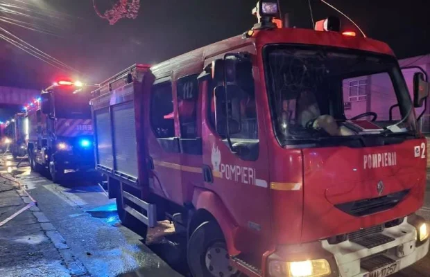 Trei locuinţe din Giurgiu, cuprinse de un incendiu puternic / O persoană a fost dusă la spital / Incendiul a fost provocat de un scurtcircuit