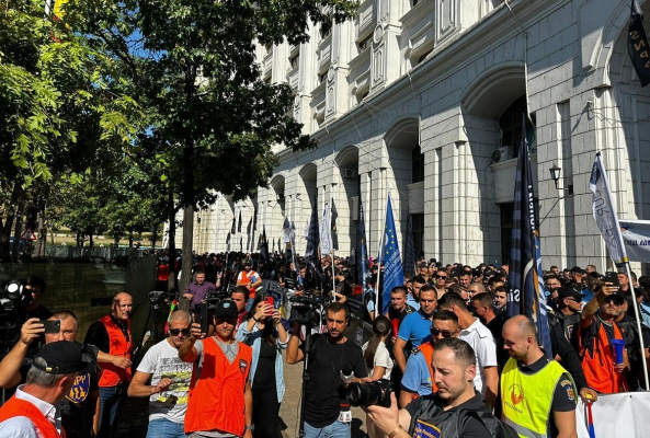 Federaţia Naţională a Sindicatelor din Administraţie reclamă că şeful cancelariei prim-ministrului răspunde protestelor cu „metode de represiune totalitară”: „A transmis «ordin pe unitate» de iniţiere a restructurării personalului din fiecare departament cu 30%