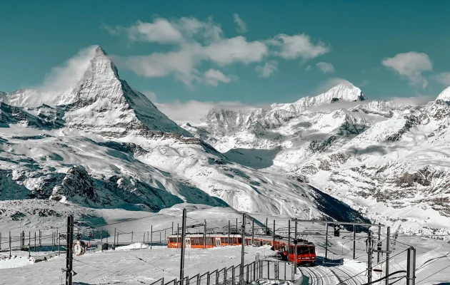 O avalanşă de gheaţă, noroi şi roci a îngropat un sat din Elveția, după desprinderea unei bucăţi dintr-un gheţar