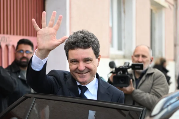 Nicușor Dan, prima vizită externă în calitate de președinte-ales. Merge să-l susțină pe primarul Varșoviei, candidatul pro-UE la prezidențiale. Simion, alături de celălalt candidat
