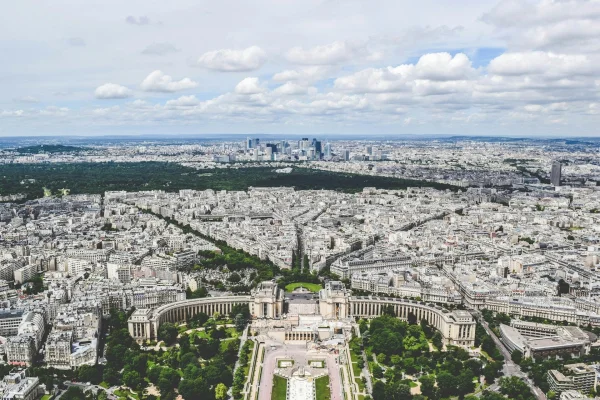 Cinci persoane, inclusiv trei foşti militari, inculpate în Franţa cu privire la infracţiuni privind secretul apărării / Principalul suspect, un francez născut în Tadjikistan, fost analist la Élysée