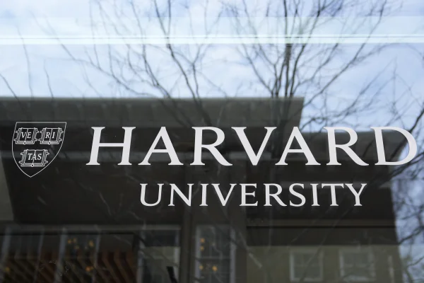 Donald Trump blochează vizele internaționale pentru studenții care vor să meargă la Harvard