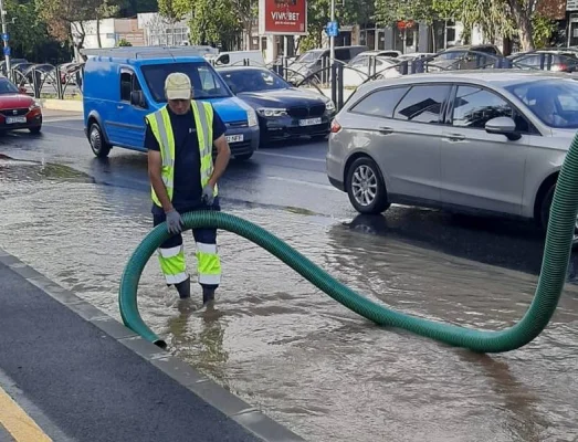 Avarie puternică în Drumul Taberei. Conducta principală de apă rece s-a spart în această după-amiază
