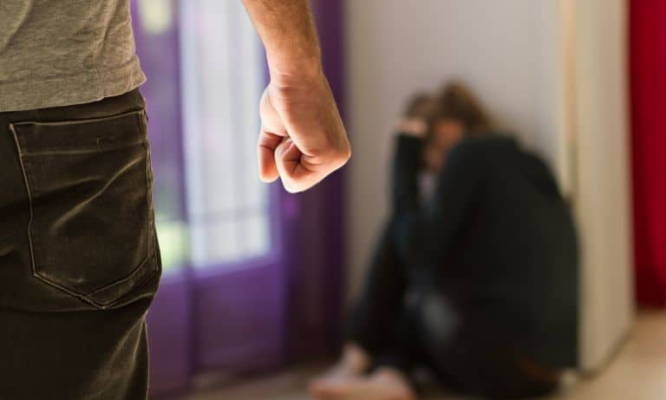 Violența domestică face ravagii în România. Clujul nu e ocolit de fenomen: agresiuni, brățări electronice și proteste în stradă