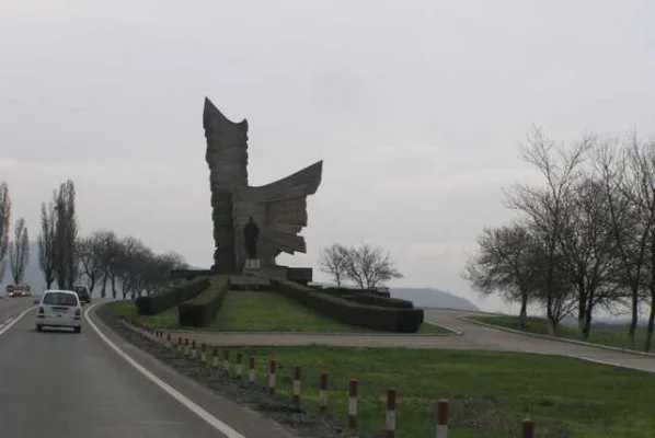 CJ Arad, plângere penală împotriva unei persoane care susţine că autorităţile judeţene vor demola Monumentul Eroilor de la Păuliş: „E momentul să luăm atitudine împotriva falsului promovat cu orice mijloace de persoane care mint doar ca să facă rău”