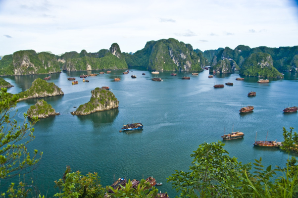 Cel puțin 37 de morți în urma răsturnării unei ambarcațiuni turistice în Golful Ha Long din Vietnam / Autoritățile continuă operațiunile de salvare