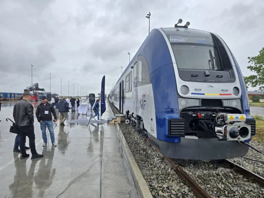 BIHOREANUL | Primul tren electric construit de polonezii de la PESA pentru România a fost prezentat oficial la Oradea