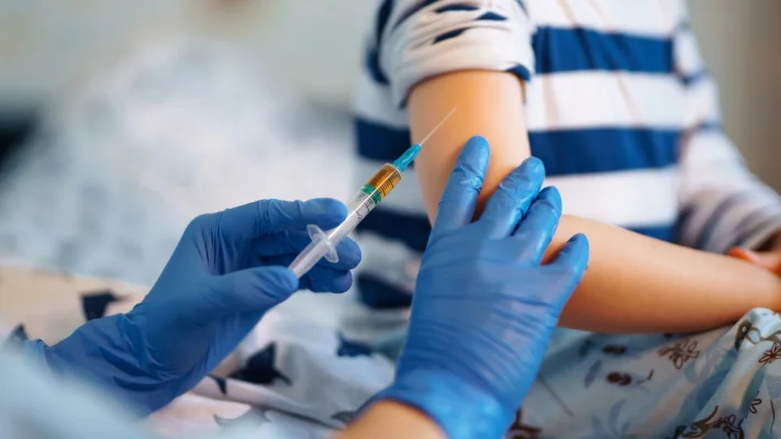 Bariere în calea vaccinării în mediul rural. România înregistrează 77,8% din cazurile de rujeolă din UE