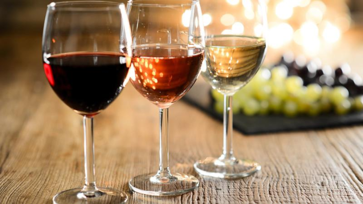 Taxa pe vin lovește puternic în producția românească. Viticultori: "Riscăm falimente în lanț și scumpiri masive"