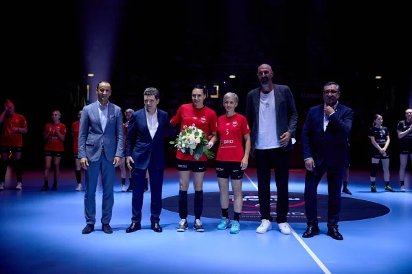 VIDEO Moment inedit la Gala de retragere a Cristinei Neagu: Nicușor Dan a aruncat de la 7 metri în repriza a treia