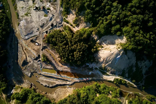 Directorul Salrom recunoaște că la Praid constructorul a făcut „breșe” în cele două diguri construite la recomandarea experților, având „acordul verbal al reprezentanţilor Apelor Române”, ca să își salveze utilajele / Orașul Târnăveni a rămas fără apă potabilă, iar specialiștii vorbesc de un dezastru ecologic