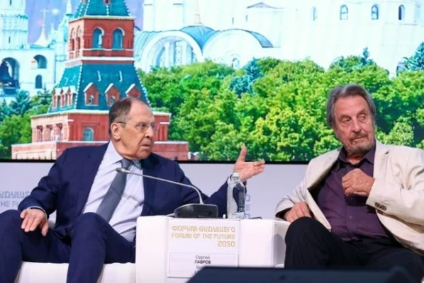 Oaspeţi occidentali, printre care şi tatăl lui Elon Musk, participă la Moscova la un forum pro-Putin. Conspiraţionistul american Alex Jones se numără printre vorbitori. Una dintre discuţii se intitulează „MAGA în Rusia”