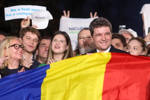 Nicușor Dan: Sunt onorat să primesc un mesaj de felicitare din partea senatorilor americani Jeanne Shaheen, Thom Tillis, Chris Coons, Pete Ricketts, Chris Murphy și Katie Britt / În numele cetățenilor români care m-au ales președinte, vă mulțumesc pentru cuvintele dumneavoastră calde și pentru sprijinul puternic