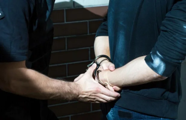Bărbat arestat, după ce a pulverizat fața unui polițist cu spray iritant