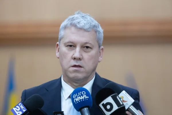 Acuzații de dublu standard. În timp ce Predoiu dădea declarații de presă lângă urne, Simion și Georgescu au fost scoși din secție