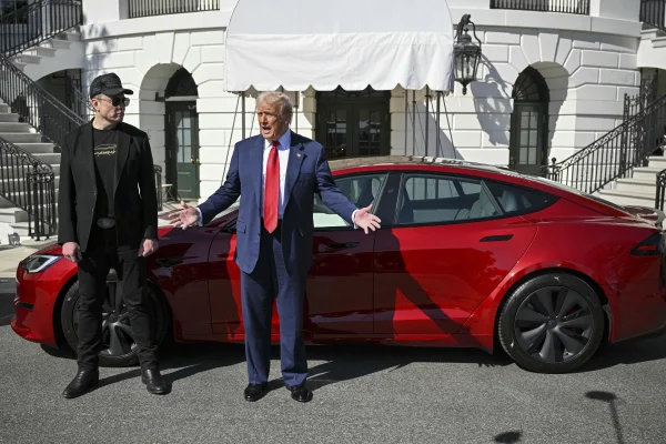 Tesla, în cădere liberă la bursă: Compania lui Elon Musk, ținta unor demonstrații și acte de vandalism