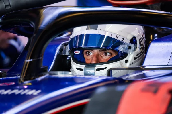 Carlos Sainz, surpriza de pe podium – Oscar Piastri, cel mai rapid în primul antrenament de la Imola