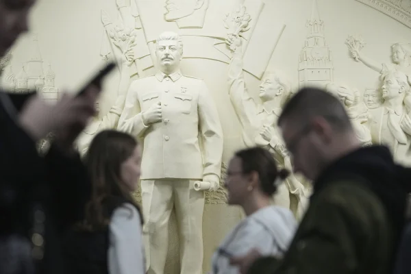 Kremlinul promovează tot mai intensiv imaginea lui Stalin. O sculptură din perioada comunistă a fost reinstalată la metroul din Moscova