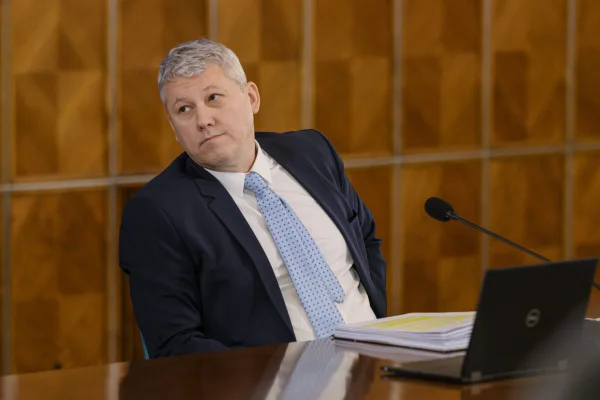 Moțiunea împotriva ministrului de Interne, RESPINSĂ / Predoiu: „Moțiunea a fost subțire” / Gavrilă a făcut scandal în plen
