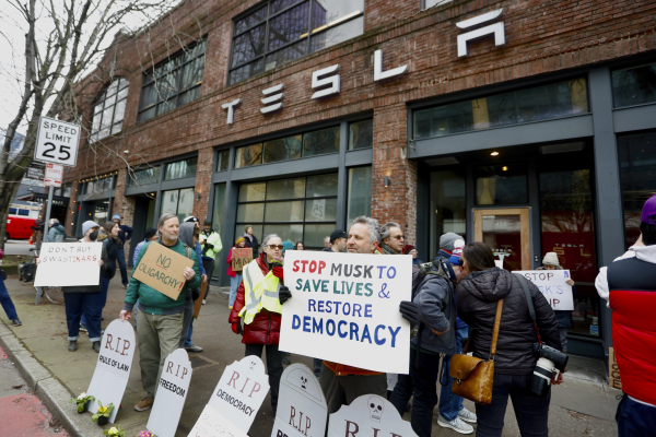 Reacția lui Trump după ce procurorul general i-a numit „teroriști” pe cei care au vandalizat proprietăți Tesla