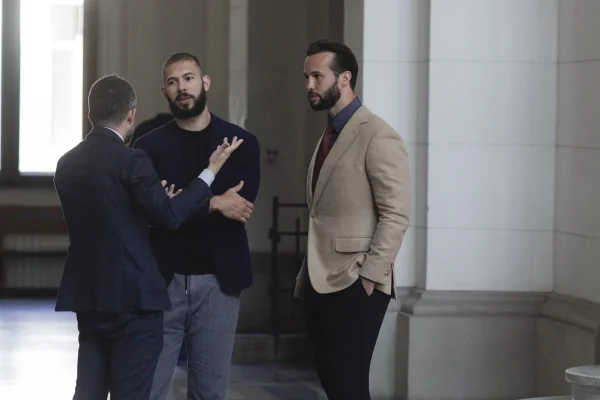 Procurorii britanici au autorizat 21 de capete de acuzare penală împotriva fraților Andrew și Tristan Tate