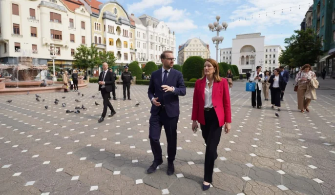 Roberta Metsola s-a plimbat în Timișoara alături de Dominic Fritz: „I-am arătat semnele gloanţelor care au mai rămas pe clădirile noastre”