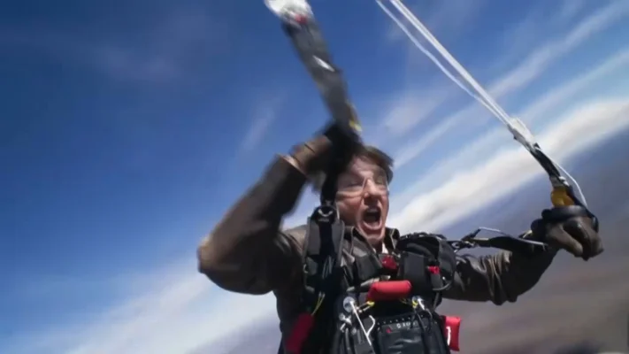 Tom Cruise, în Cartea Recordurilor după ce a executat 16 salturi cu o parașută în flăcări