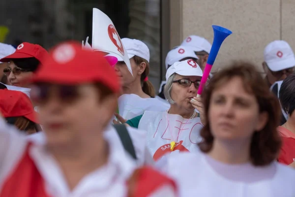 Federaţia Sanitas: Lucrătorii din sănătate şi asistenţă socială, deşi desfăşoară activităţi esenţiale pentru bunăstarea societăţii, sunt remuneraţi sub media naţională/ E important ca decidenţii politici să recunoască această inechitate şi să ia măsuri