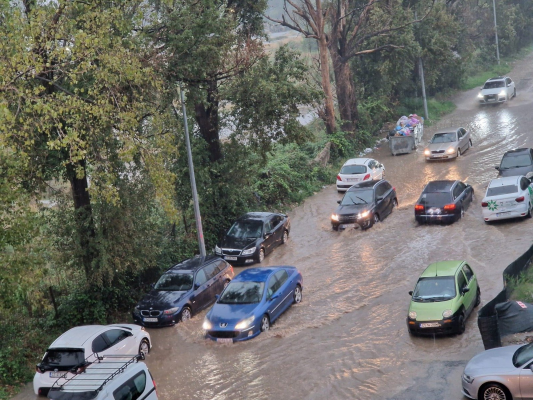 Pagubă majoră după o ploaie torențială: Despăgubire de aproape 7 milioane de lei pentru o companie afectată de fenomene meteo extreme / Evaluarea Comisiei Europene privind România: Vulnerabilitate la schimbările climatice și lacune în sistemul de asigurări