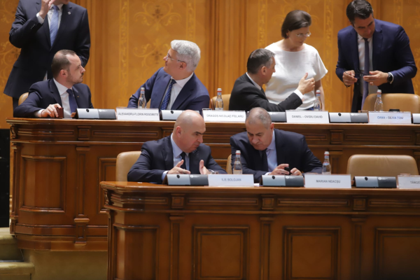 Cronica unei moțiuni de cenzură ratate: bancuri, plictiseală și clinciuri. Opoziția a bifat cel mai umilitor vot din ultimii 16 de ani