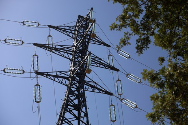 Tarife mărite la energie. 100.000 de consumatori și-au schimbat furnizorii în luna iunie. Ofertele sunt între 1,04 și 5 lei/KWh