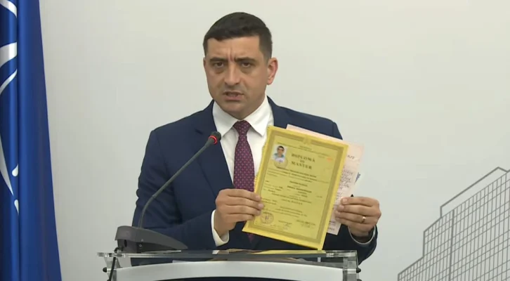 VIDEO Dezbatere la Camera de Comerț. George Simion și-a prezentat diplomele de bacalaureat, licență și master: „Vi le pun la dispoziție” / Nicușor Dan lipsește
