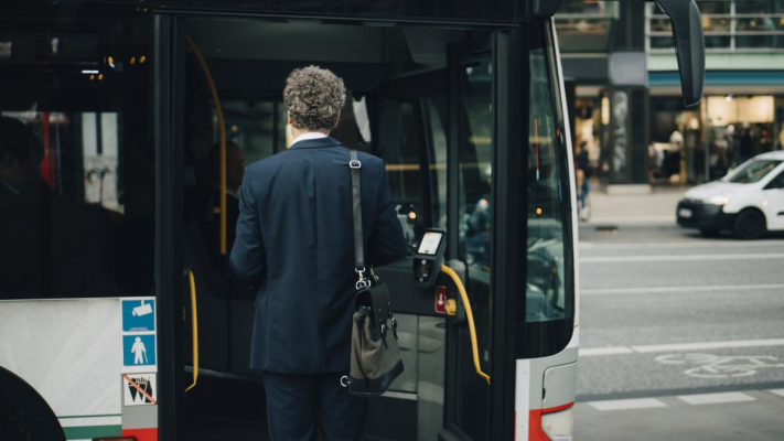 Ilie Bolojan îi trimite pe demnitari la autobuz. „Cine nu are permis, să meargă cu transportul în comun”