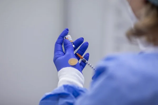 STUDIU: Incidența atacurilor de cord și a accidentelor vasculare cerebrale a fost mai scăzută după vaccinarea cu COVID-19 / Analiză pe dosarele medicale a 46 de milioane de adulți din Anglia